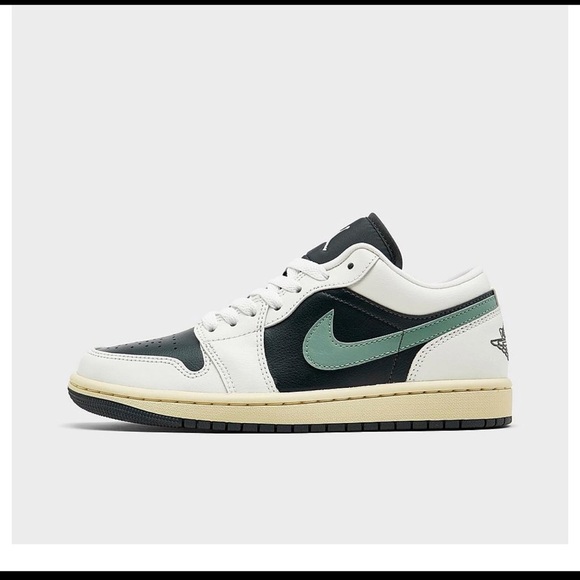 Women’s size 7.5 Jordan one lows - Picture 1 of 4